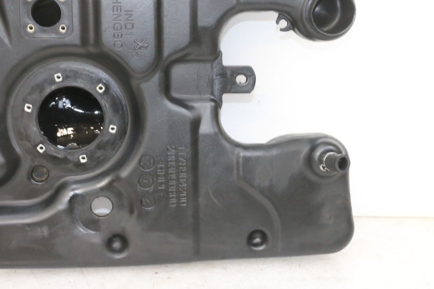photo de KRAFTSTOFFTANK PEUGEOT DJANGO 4T 50 (2014 - 2019) - Details der Befestigungspunkte