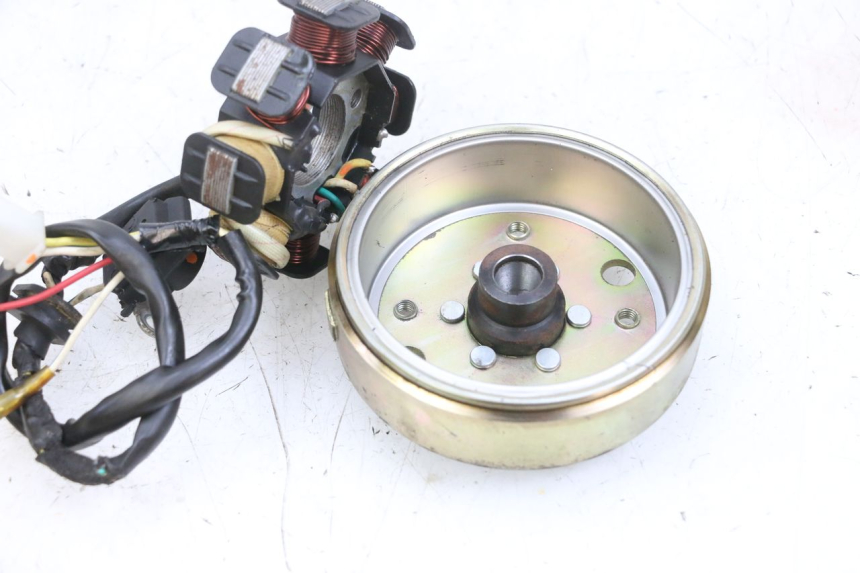 photo de ROTOR STATOR PEUGEOT KISBEE 4T 50 (2010 - 2017) - Details der Befestigungspunkte