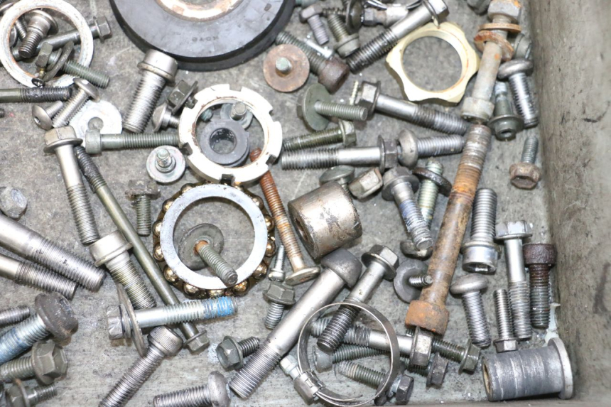 photo de SCHRAUBEN SUZUKI GSXR GSX-R 1000 (2003 - 2004) - Technische Nahaufnahme