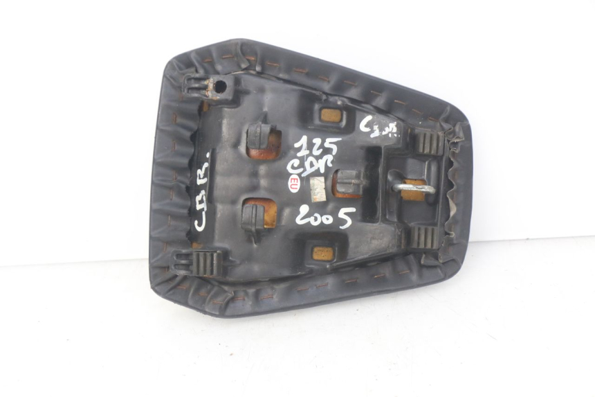photo de HINTEN SITZ HONDA CBR R 125 (2003 - 2006)