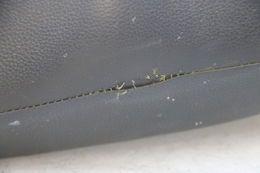 photo de SELLE PEUGEOT ELYSEO 125 (1999 - 2004) - Fokus auf die Struktur