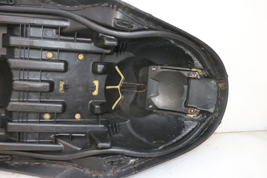 photo de SITZBANK YAMAHA XMAX X-MAX 125 (2006 - 2009) - Details der Befestigungspunkte