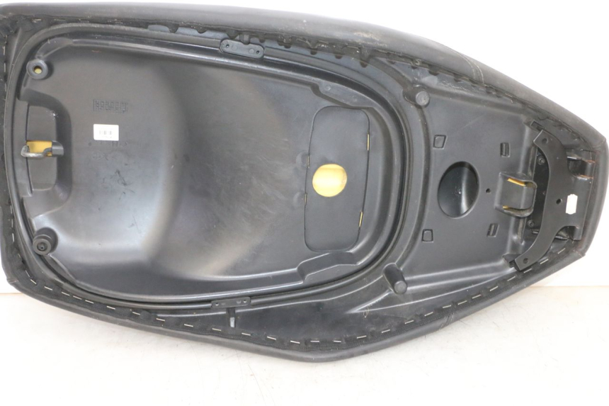 photo de SITZBANK PIAGGIO XEVO - X EVO 125 (2007 - 2016) - Details der Befestigungspunkte
