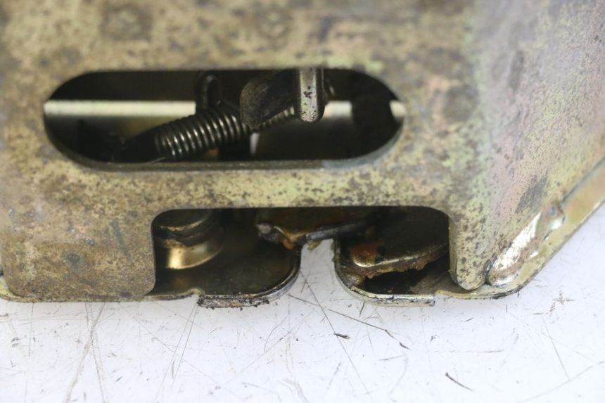 photo de SITZBANKSCHLOSS HONDA SCV LEAD 100 (2003 - 2007) - Zoom auf Gebrauchszustand