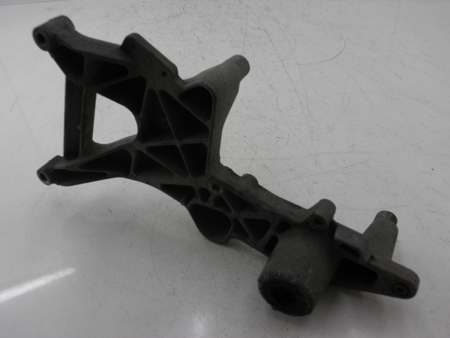 photo de AUSPUFFHALTERUNG HONDA FES PANTHEON 125 (2003 - 2007)