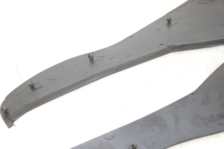 photo de TRITTBRETT VERKLEIDUNG GUMMI BMW C1 125 (2000 - 2003)