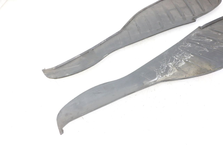 photo de TRITTBRETT VERKLEIDUNG GUMMI BMW C1 125 (2000 - 2003)