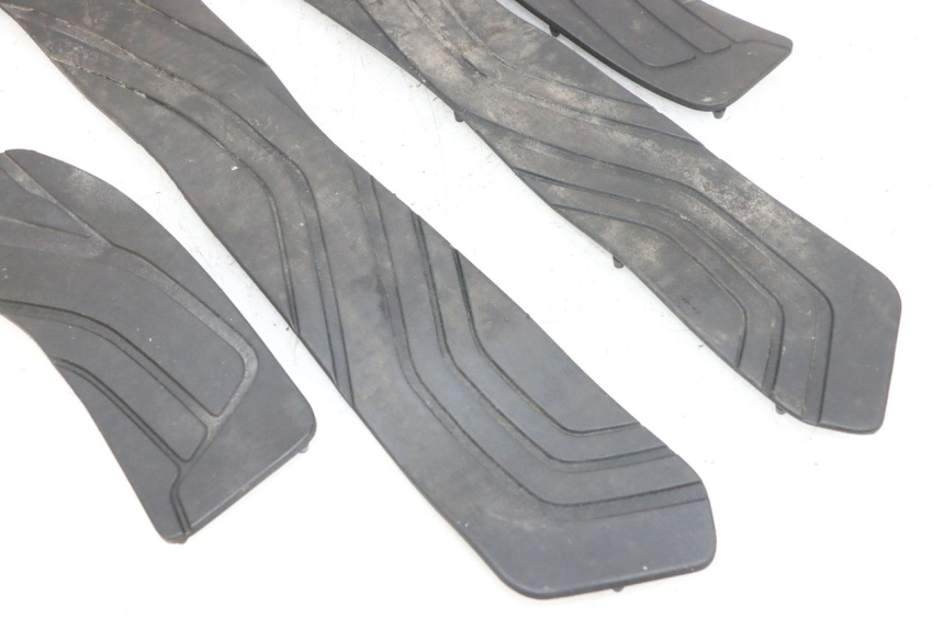 photo de TRITTBRETT VERKLEIDUNG GUMMI SUZUKI BURGMAN 650 (2013 - 2020)