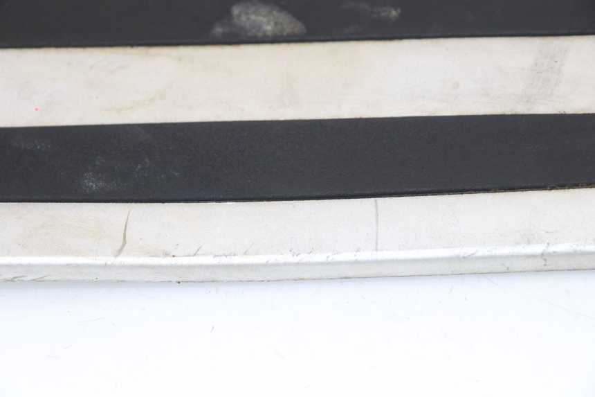 photo de TRITTBRETT VERKLEIDUNG GUMMI GOWINN DOLCE VITA 125 (2007 - 2013)