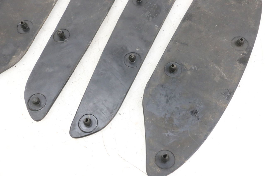 photo de TRITTBRETT VERKLEIDUNG GUMMI SYM GTS EVO 125 (2009 - 2013) - Zoom auf Gebrauchszustand