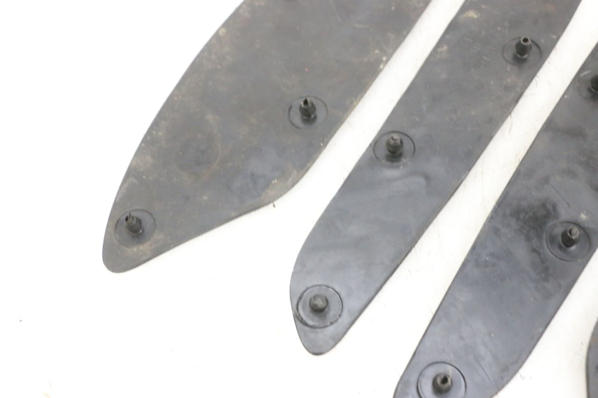 photo de TRITTBRETT VERKLEIDUNG GUMMI SYM GTS EVO 125 (2009 - 2013) - Alternative Perspektive