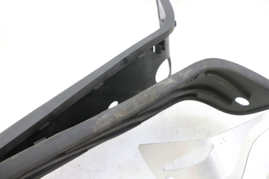 photo de TRITTBRETT VERKLEIDUNG GUMMI PIAGGIO MP3 HPE 310 (2024 - 2025)