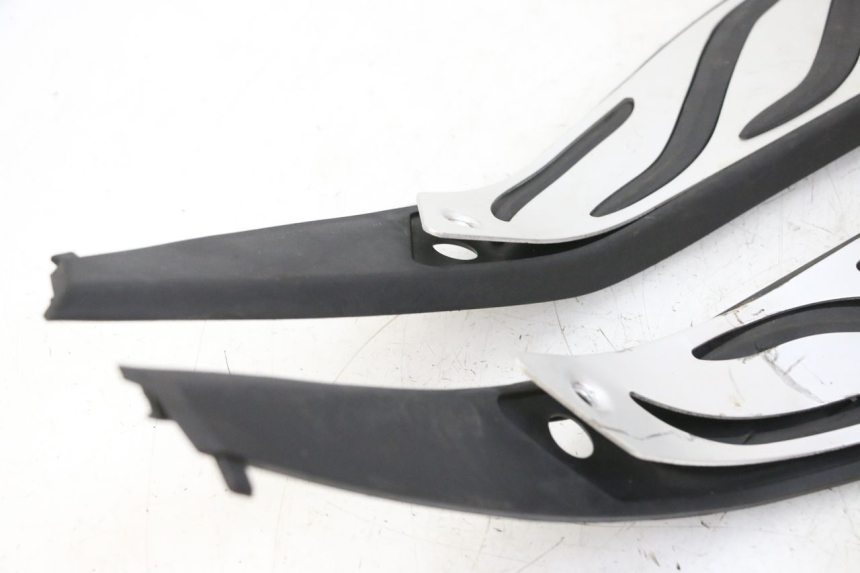 photo de TRITTBRETT VERKLEIDUNG GUMMI PIAGGIO MP3 HPE 310 (2024 - 2025)