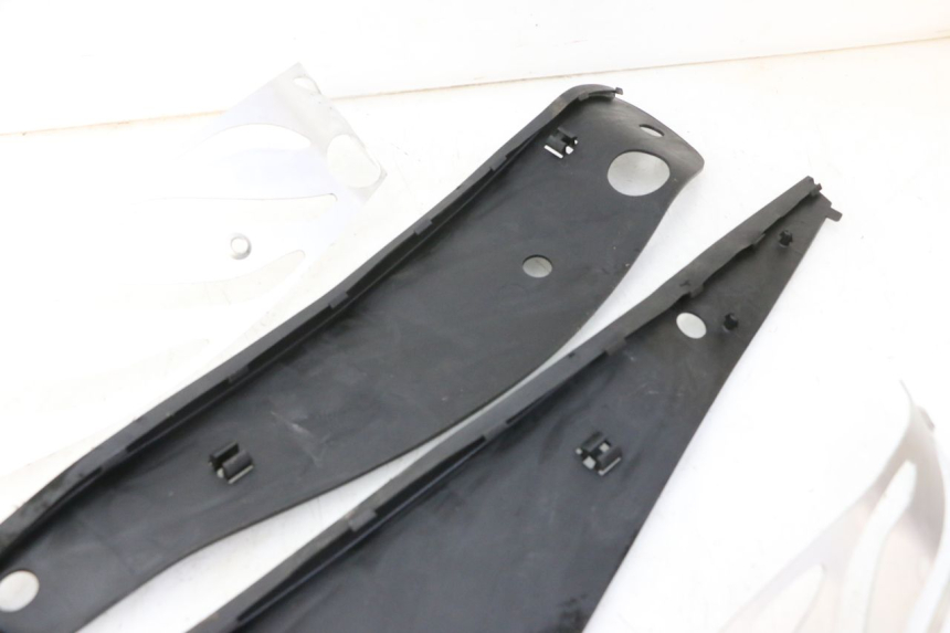 photo de TRITTBRETT VERKLEIDUNG GUMMI PIAGGIO MP3 HPE 310 (2024 - 2025)