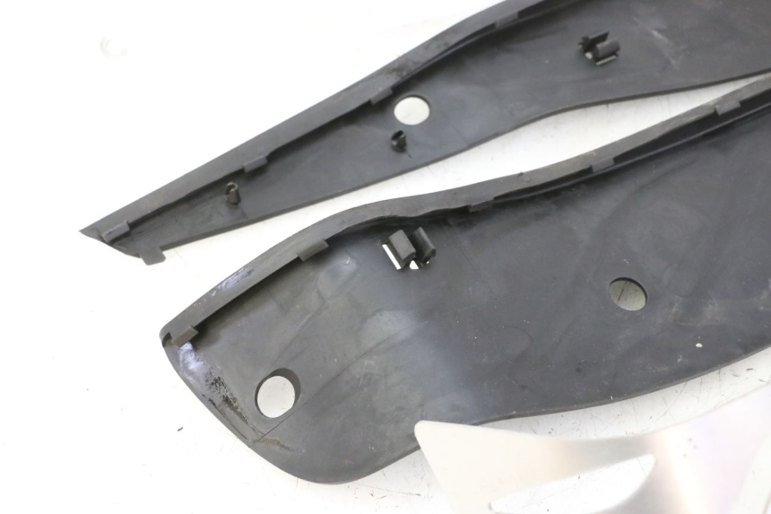 photo de TRITTBRETT VERKLEIDUNG GUMMI PIAGGIO MP3 HPE 310 (2024 - 2025)