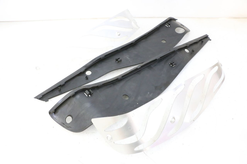 photo de TRITTBRETT VERKLEIDUNG GUMMI PIAGGIO MP3 HPE 310 (2024 - 2025)
