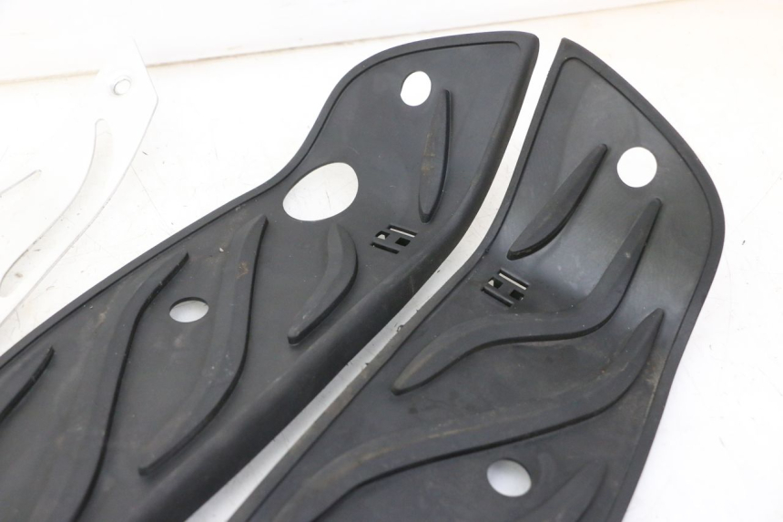 photo de TRITTBRETT VERKLEIDUNG GUMMI PIAGGIO MP3 HPE 310 (2024 - 2025)