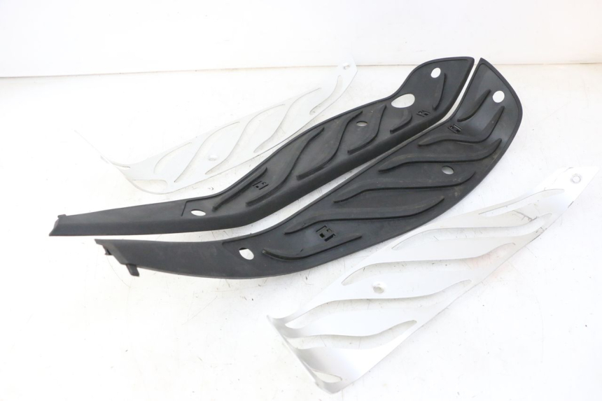 photo de TRITTBRETT VERKLEIDUNG GUMMI PIAGGIO MP3 HPE 310 (2024 - 2025)