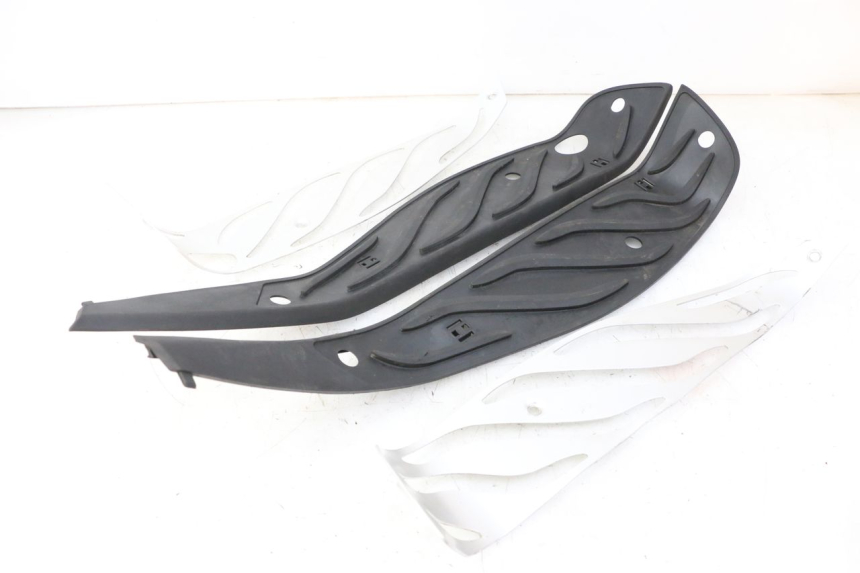 photo de TRITTBRETT VERKLEIDUNG GUMMI PIAGGIO MP3 HPE 310 (2024 - 2025)