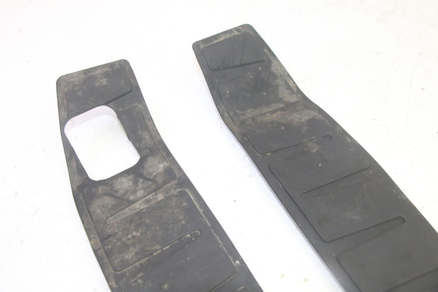 photo de TRITTBRETT VERKLEIDUNG GUMMI PIAGGIO MP3 HPE 350 (2018 - 2020) - Zoom auf Gebrauchszustand