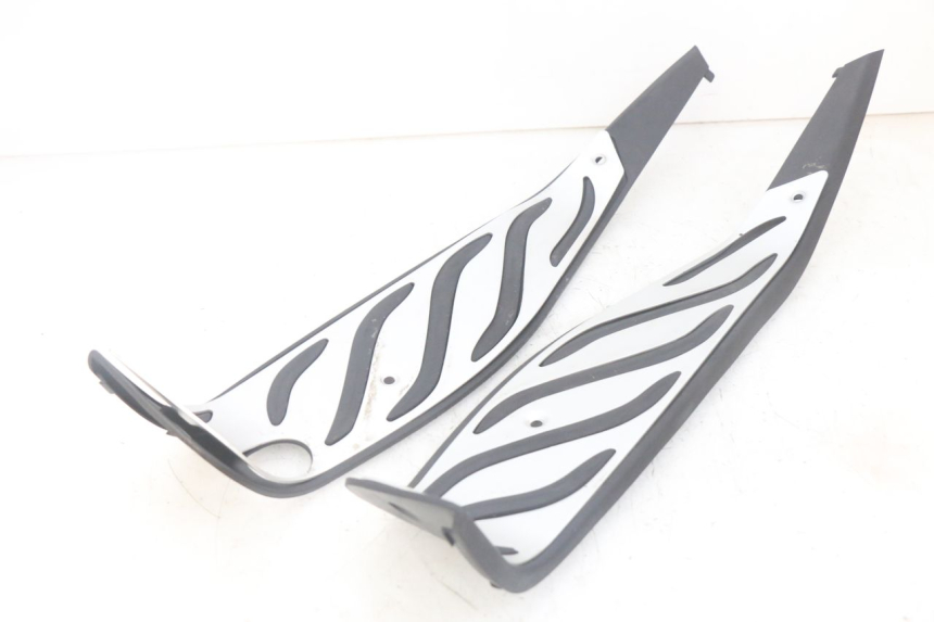 photo de TRITTBRETT VERKLEIDUNG GUMMI PIAGGIO MP3 HPE 300 (2019 - 2026) - Zoom auf Komponenten