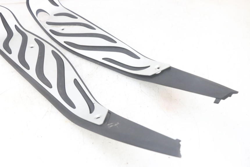 photo de TRITTBRETT VERKLEIDUNG GUMMI PIAGGIO MP3 HPE 300 (2019 - 2026) - Hochauflösende Nahaufnahme