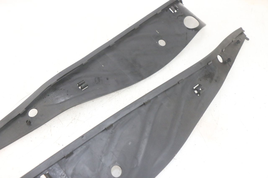 photo de TRITTBRETT VERKLEIDUNG GUMMI PIAGGIO MP3 HPE 300 (2019 - 2026) - Alternative Perspektive