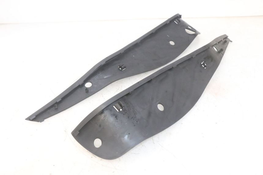 photo de TRITTBRETT VERKLEIDUNG GUMMI PIAGGIO MP3 HPE 300 (2019 - 2026) - Technische Nahaufnahme