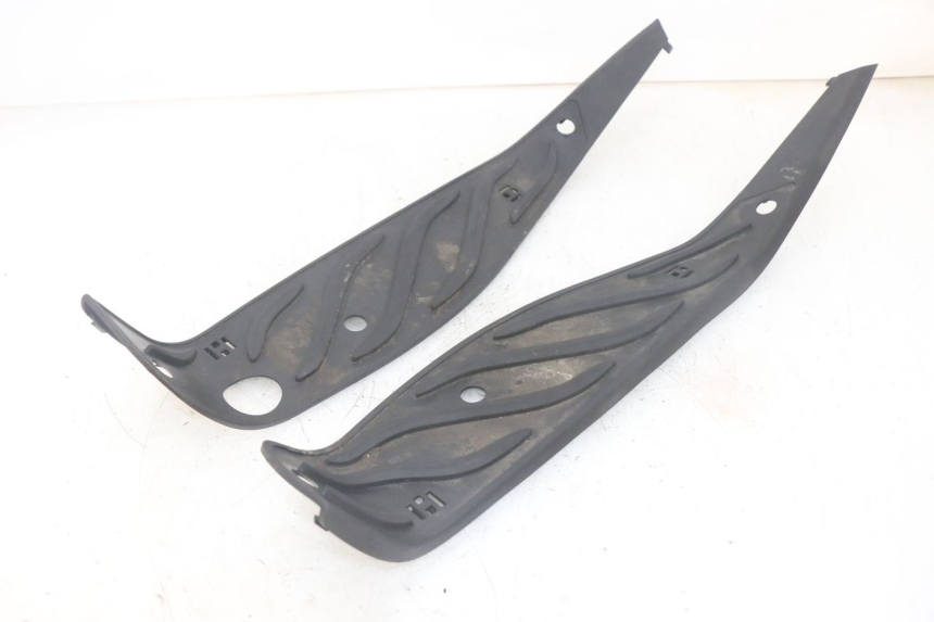 photo de TRITTBRETT VERKLEIDUNG GUMMI PIAGGIO MP3 HPE 300 (2019 - 2026) - Oberflächenzustand und Material