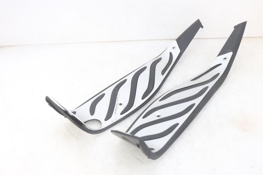 photo de TRITTBRETT VERKLEIDUNG GUMMI PIAGGIO MP3 HPE 300 (2019 - 2026) - Geprüftes Gebrauchtteil