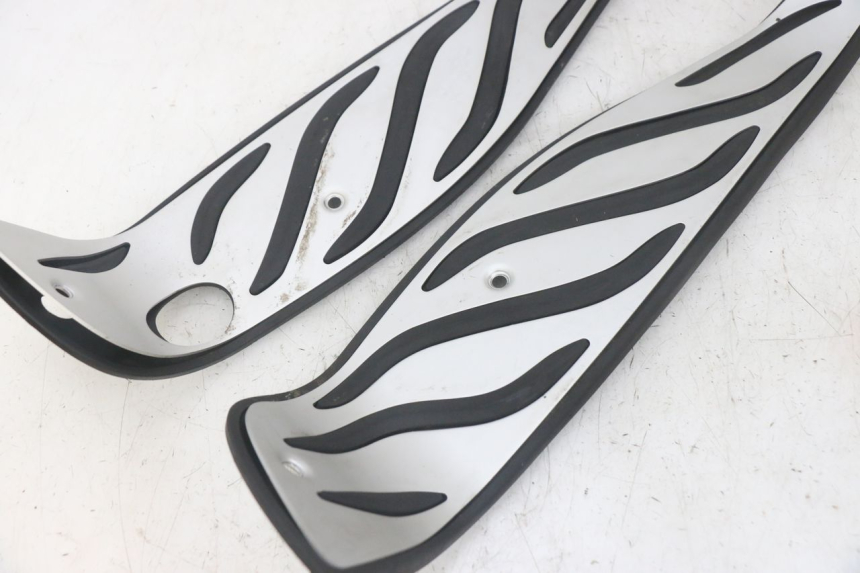 photo de TRITTBRETT VERKLEIDUNG GUMMI PIAGGIO MP3 HPE 300 (2019 - 2026) - Kennzeichnungen und Originalreferenzen