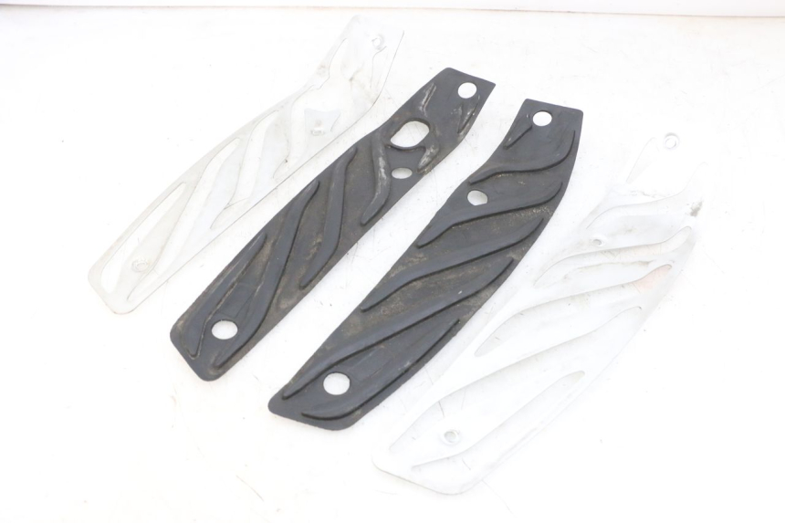 photo de TRITTBRETT VERKLEIDUNG GUMMI PIAGGIO MP3 500 (2016 - 2018) - Detailansicht des Bauteils