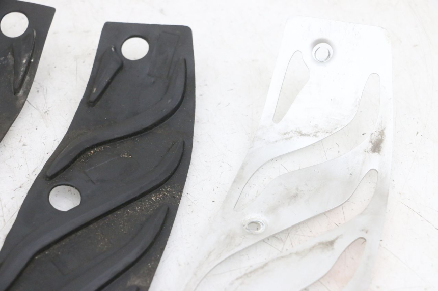 photo de TRITTBRETT VERKLEIDUNG GUMMI PIAGGIO MP3 500 (2016 - 2018) - Charakteristische Merkmale