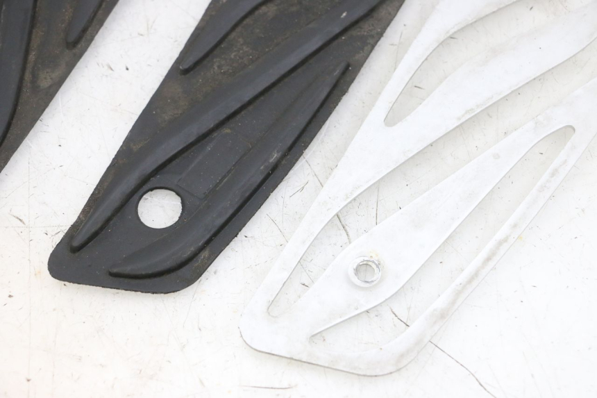 photo de TRITTBRETT VERKLEIDUNG GUMMI PIAGGIO MP3 500 (2016 - 2018) - Hochauflösende Nahaufnahme