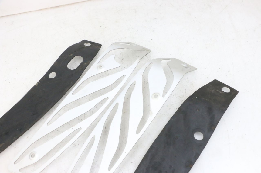 photo de TRITTBRETT VERKLEIDUNG GUMMI PIAGGIO MP3 500 (2016 - 2018) - Zoom auf Gebrauchszustand