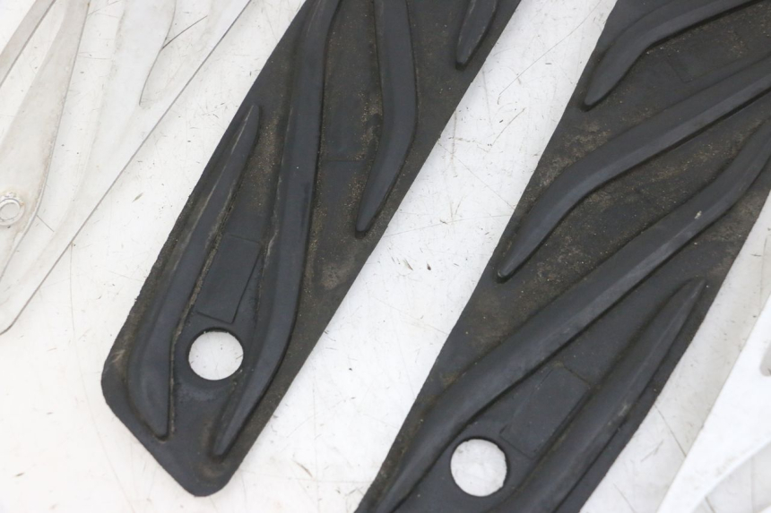 photo de TRITTBRETT VERKLEIDUNG GUMMI PIAGGIO MP3 500 (2016 - 2018) - Oberflächenzustand und Material