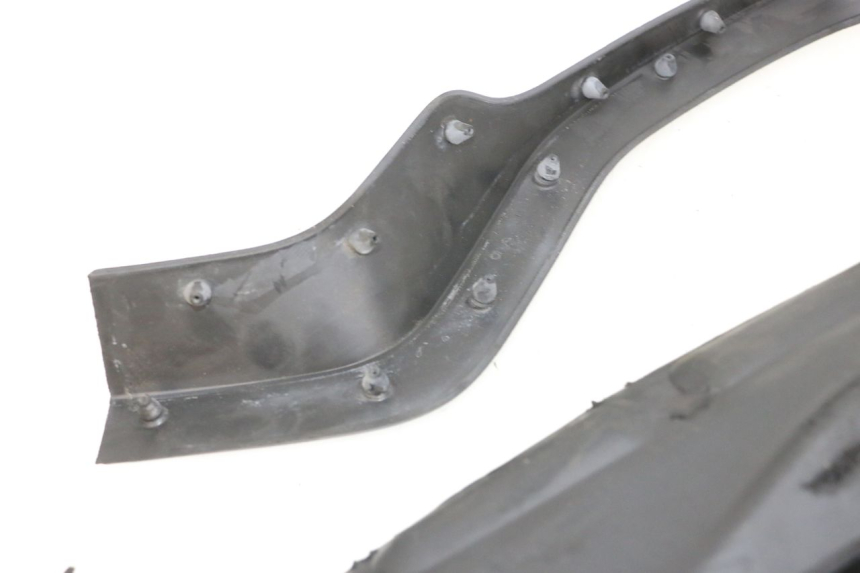 photo de TRITTBRETT VERKLEIDUNG GUMMI YAMAHA NEO'S CORE 1 (2022 - 2026) - Hochauflösende Nahaufnahme