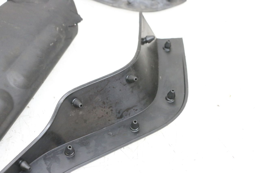 photo de TRITTBRETT VERKLEIDUNG GUMMI YAMAHA NEO'S CORE 1 (2022 - 2026) - Fokus auf die Struktur