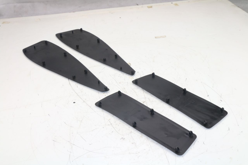 photo de TRITTBRETT VERKLEIDUNG GUMMI PEUGEOT SATELIS 125 (2013 - 2018)