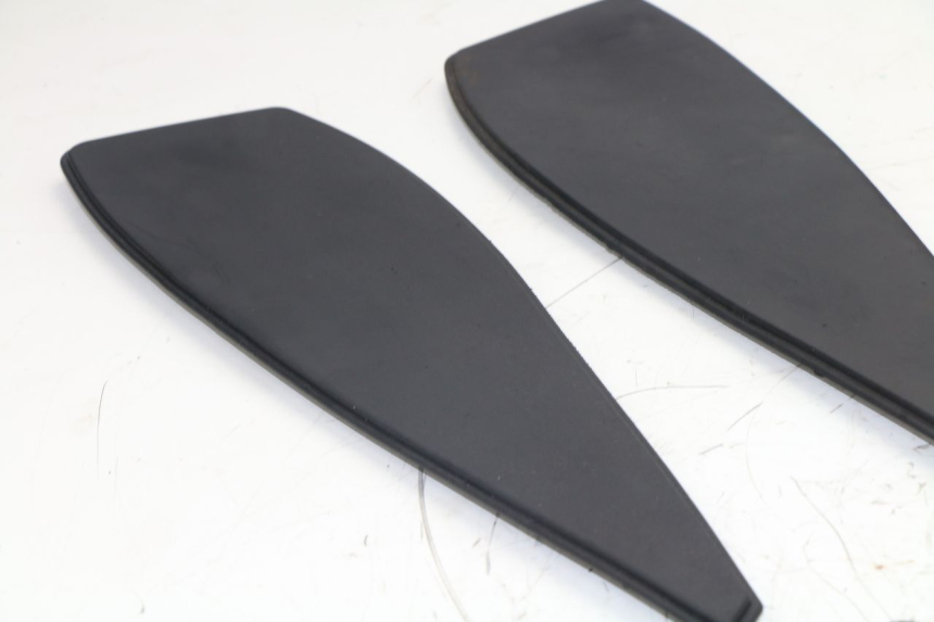 photo de TRITTBRETT VERKLEIDUNG GUMMI PEUGEOT SATELIS 125 (2013 - 2018)