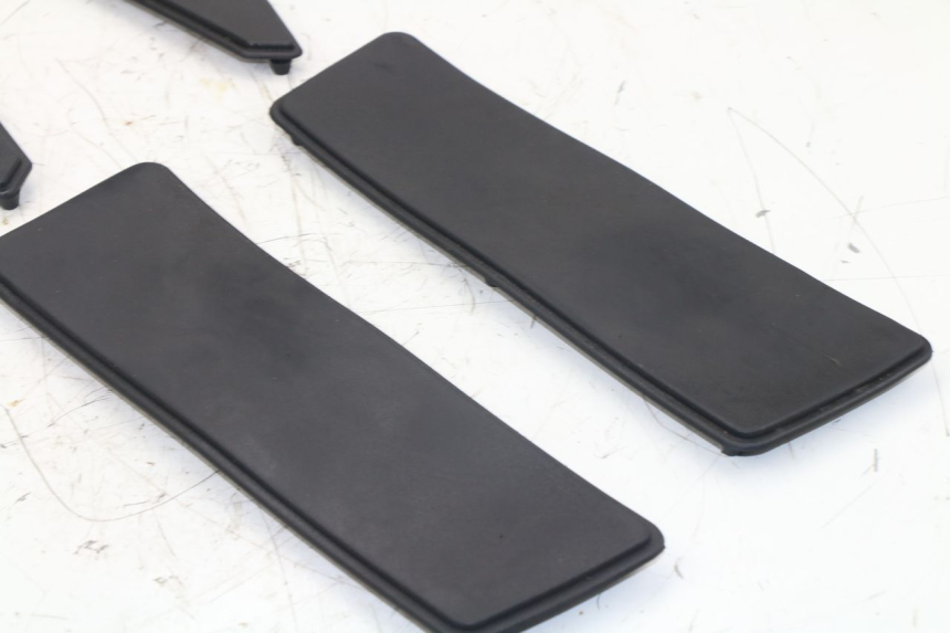 photo de TRITTBRETT VERKLEIDUNG GUMMI PEUGEOT SATELIS 125 (2013 - 2018)