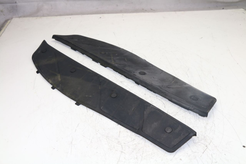 photo de TRITTBRETT VERKLEIDUNG GUMMI PIAGGIO X9 125 (2000 - 2003)