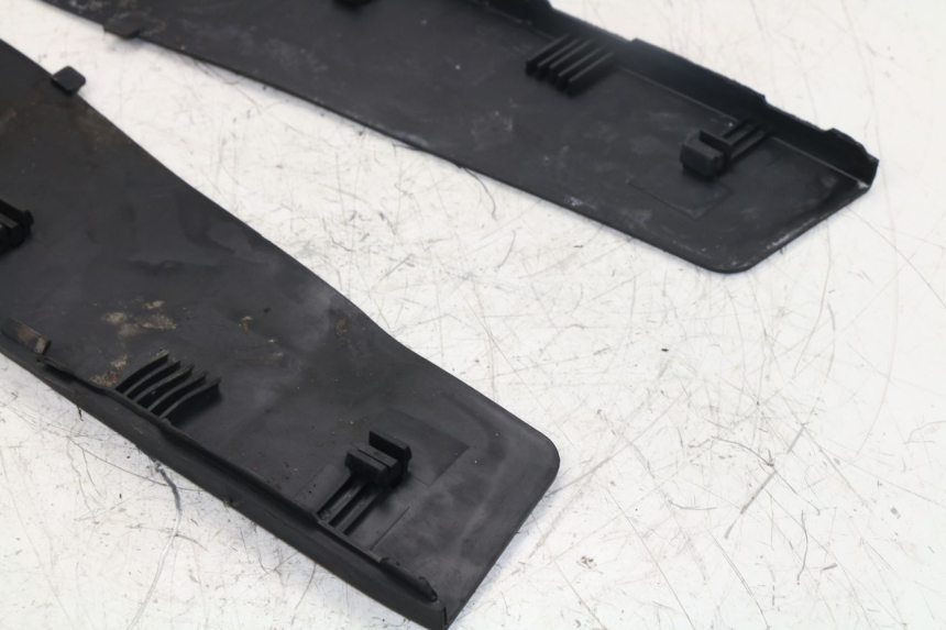 photo de TRITTBRETT VERKLEIDUNG GUMMI PIAGGIO X9 125 (2000 - 2003)