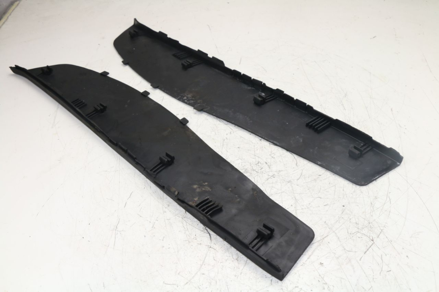 photo de TRITTBRETT VERKLEIDUNG GUMMI PIAGGIO X9 125 (2000 - 2003)