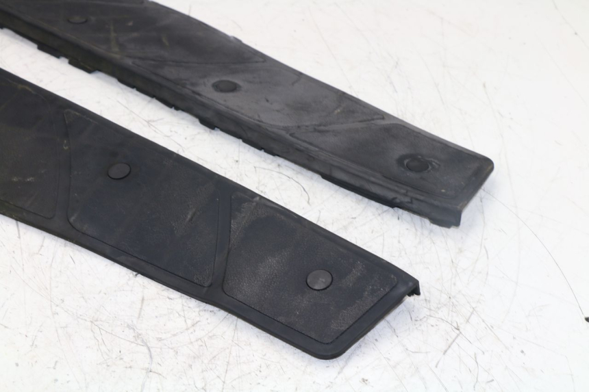 photo de TRITTBRETT VERKLEIDUNG GUMMI PIAGGIO X9 125 (2000 - 2003)