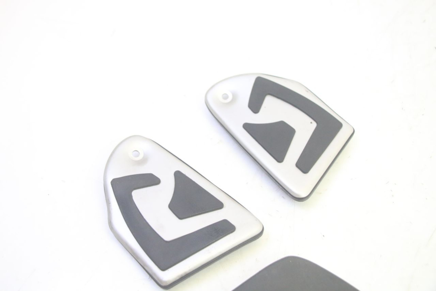 photo de TRITTBRETT VERKLEIDUNG GUMMI YAMAHA TRICITY 300 (2020 - 2024) - Detailansicht des Bauteils