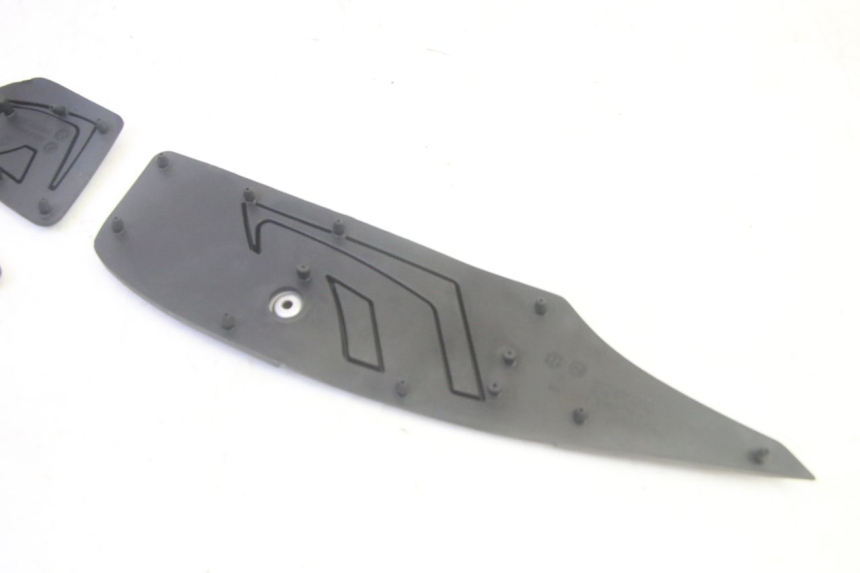 photo de TRITTBRETT VERKLEIDUNG GUMMI YAMAHA TRICITY 300 (2020 - 2024) - Details der Befestigungspunkte