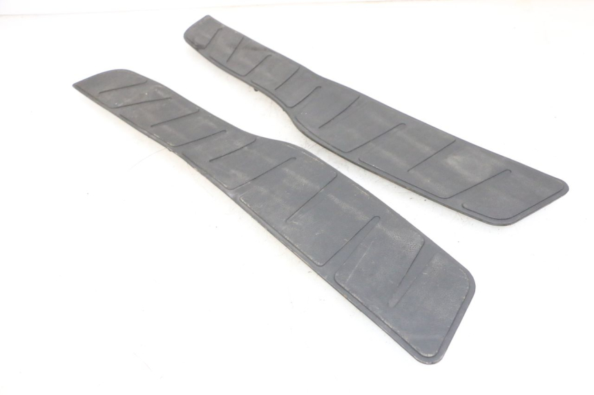 photo de TRITTBRETT VERKLEIDUNG GUMMI PIAGGIO X8 125 (2004 - 2007) - Zoom auf Gebrauchszustand