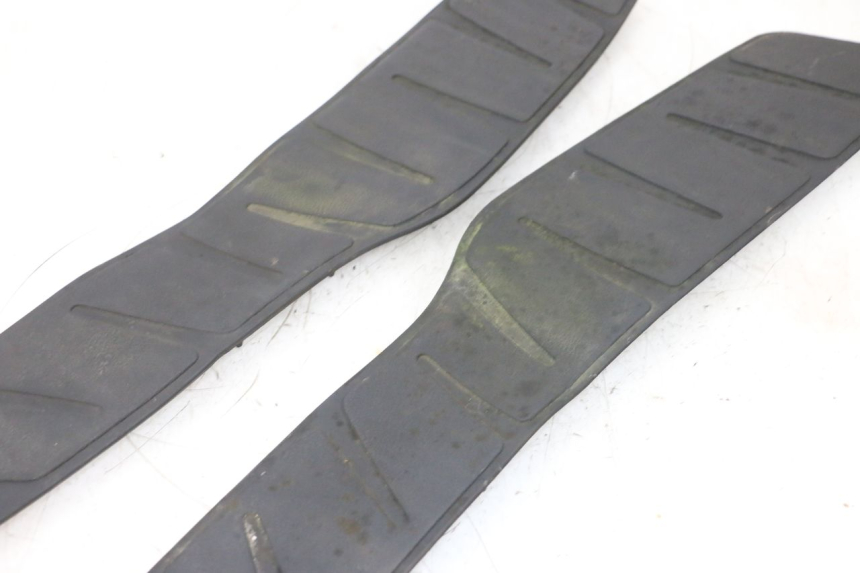 photo de TRITTBRETT VERKLEIDUNG GUMMI PIAGGIO X8 125 (2004 - 2007) - Oberflächenzustand und Material