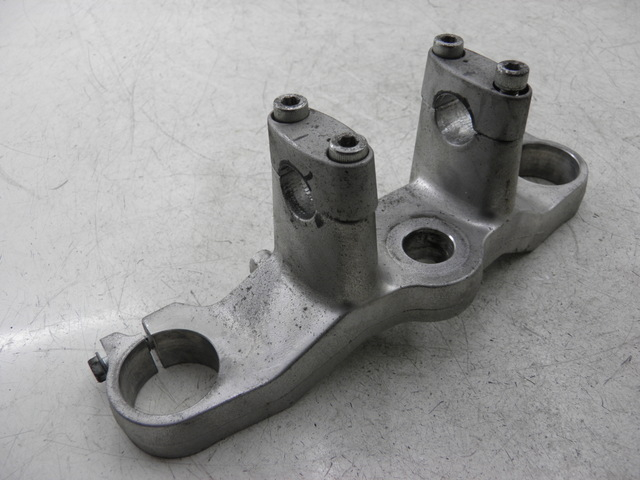 photo de GABELBRÃœCKE OBEN SUZUKI BURGMAN EXECUTIVE 650 (2008 - 2010) - Details der Befestigungspunkte